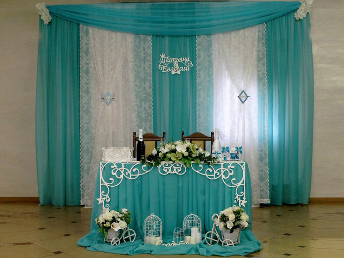 Оформление свадебного зала: декор фона за молодоженами