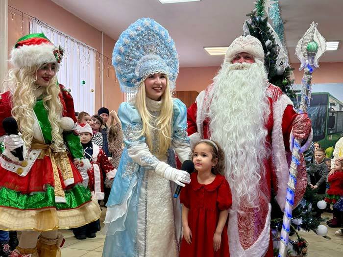 Новогодний утренник с Дедом Морозом и снегурочкой 